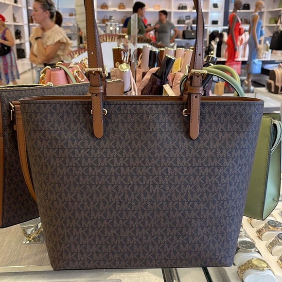MICHAEL KORS JET SET TRAVEL MEDIUM DOUBLE POCKET TOTE 
BROWN SIGNATURE
NWT - Picture 8 of 16